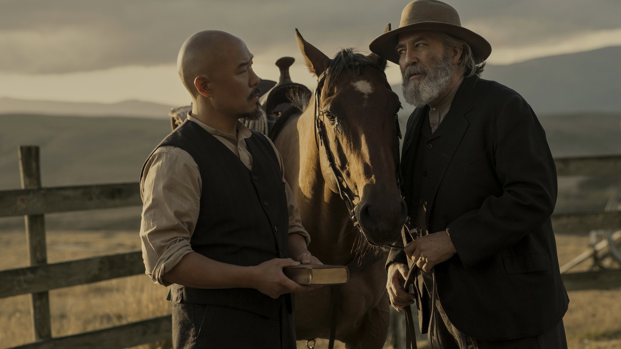 Hoon Lee (Lee) i Ciarán Hinds (Samuel Hamilton). Według Daniela Fienberga z THR to Lee jest prawdziwym odkryciem serialu