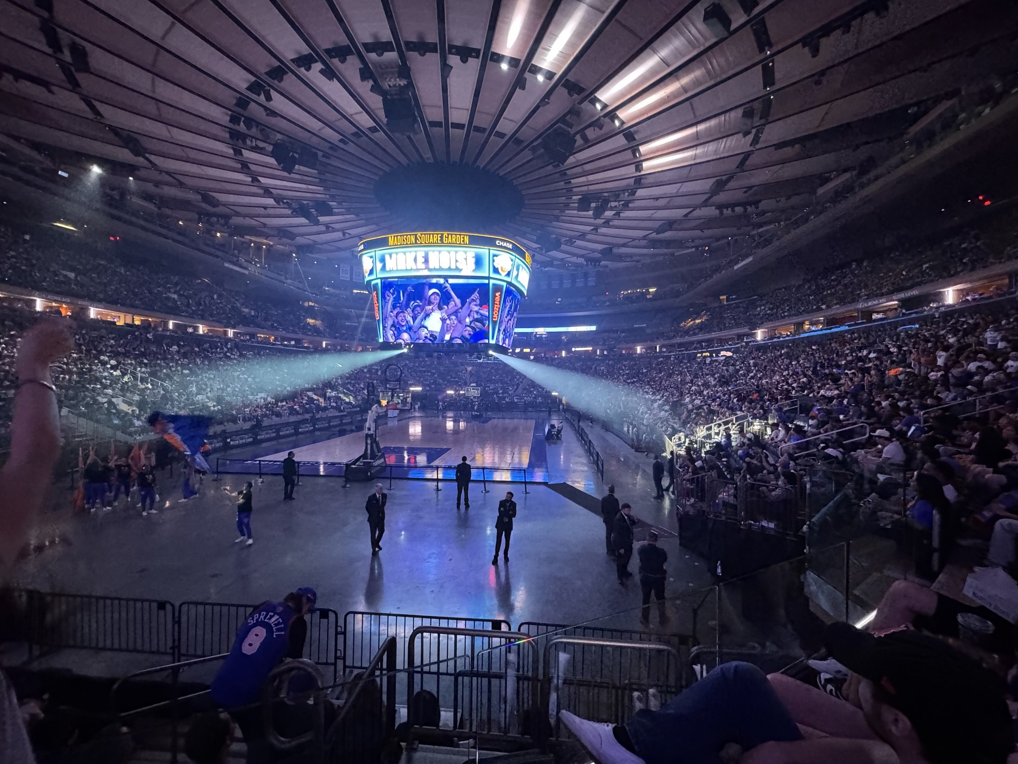 Madison Square Garden w czerwcu 2026, w trakcie finałów Knicks - Spurs. Cztery miesiące po tytule Sochan nie ma klubu