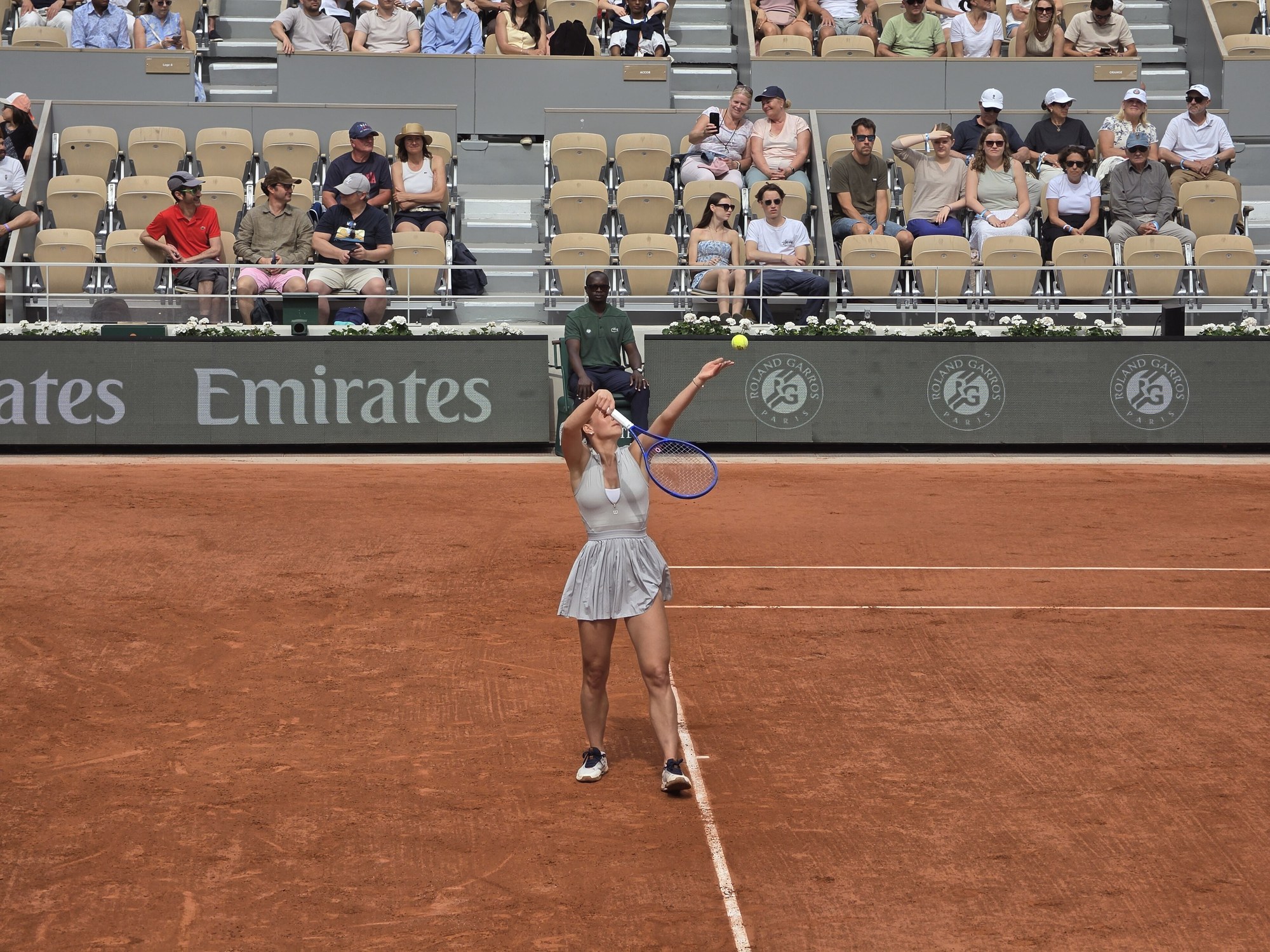 Marta Kostiuk serwuje w tym samym meczu na Roland Garros. Ukrainka wyprzedza dziś Polkę także w wyścigu do WTA Finals - o 111 punktów