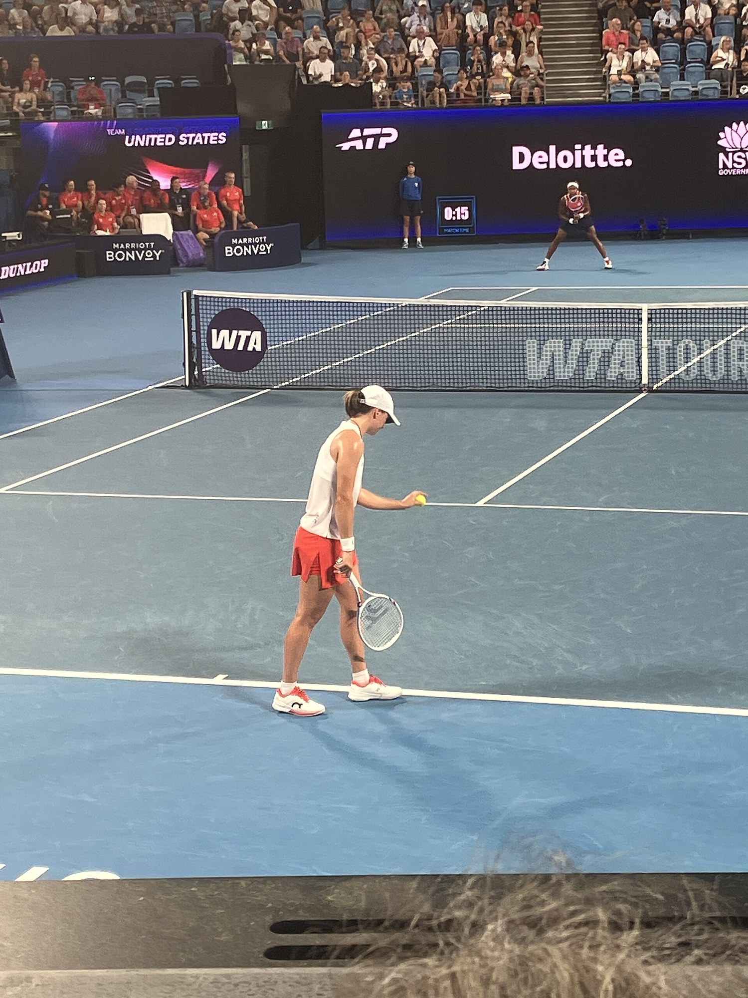 Świątek zaczyna ruch serwisowy w półfinale United Cup, styczeń 2026. W tym turnieju przegrała z Coco Gauff - to jedna z sześciu porażek z zawodniczkami z top 10 w sezonie