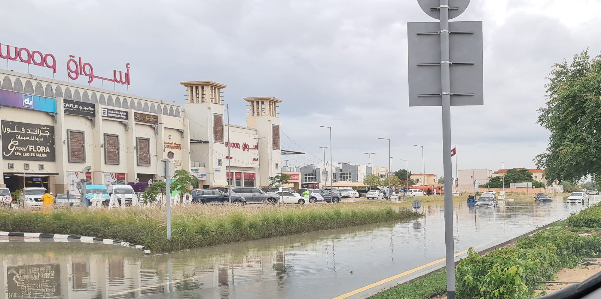 Zalana ulica w dzielnicy Al Mizhar w Dubaju, 16 kwietnia 2024 roku. Woda zalega na jezdni, część aut utknęła w niej po progi. To był dzień ulewy, której żaden z modeli nie widział w danych treningowych