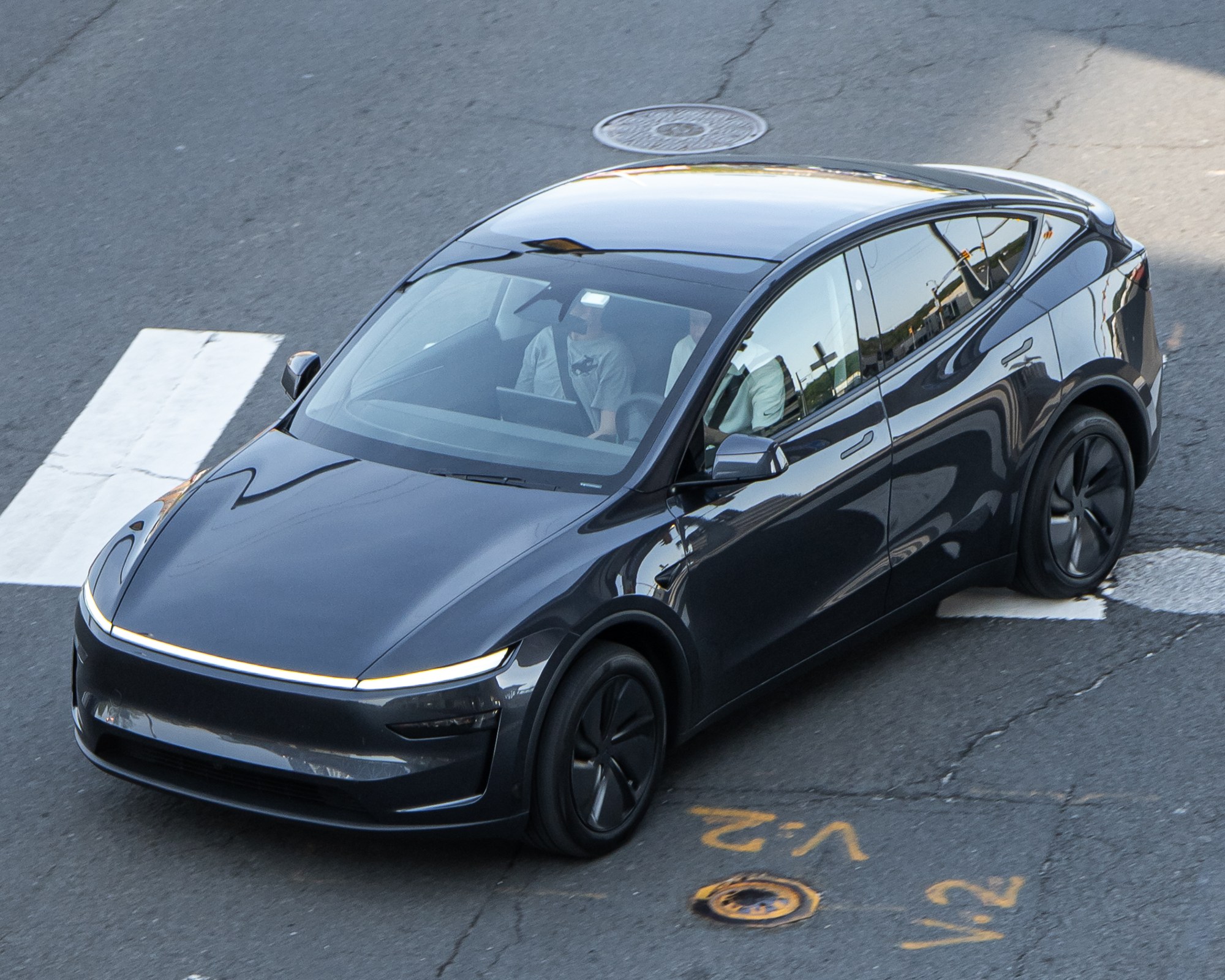 Odświeżony Tesla Model Y na ulicy w okolicach Waszyngtonu. Model 3 i Model Y odpowiadają za ponad 98 procent dostaw Tesli