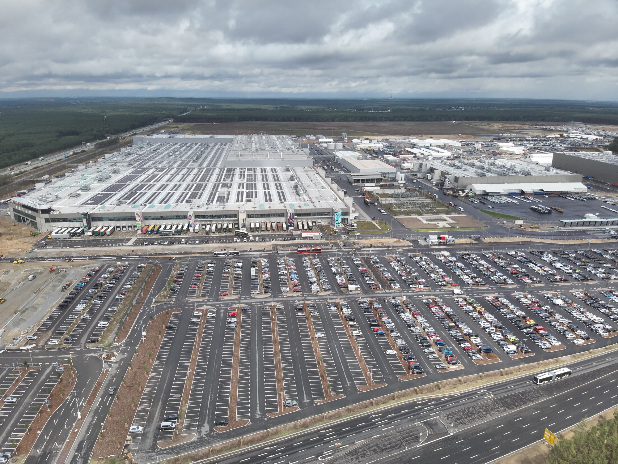Gigafactory Berlin-Brandenburg w Grünheide z lotu ptaka. Tu Tesla buduje Modele Y na rynek europejski - BYD dopiero szykuje swoją pierwszą europejską fabrykę