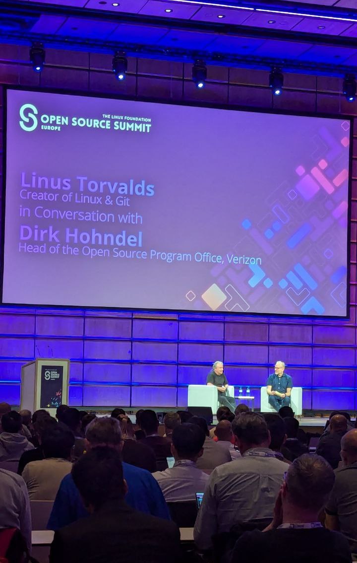 Linus Torvalds (z lewej) i Dirk Hohndel na scenie Open Source Summit Europe w Wiedniu, wrzesień 2024. Rok, w którym Torvalds nazywał branżę AI w 90 procentach marketingiem
