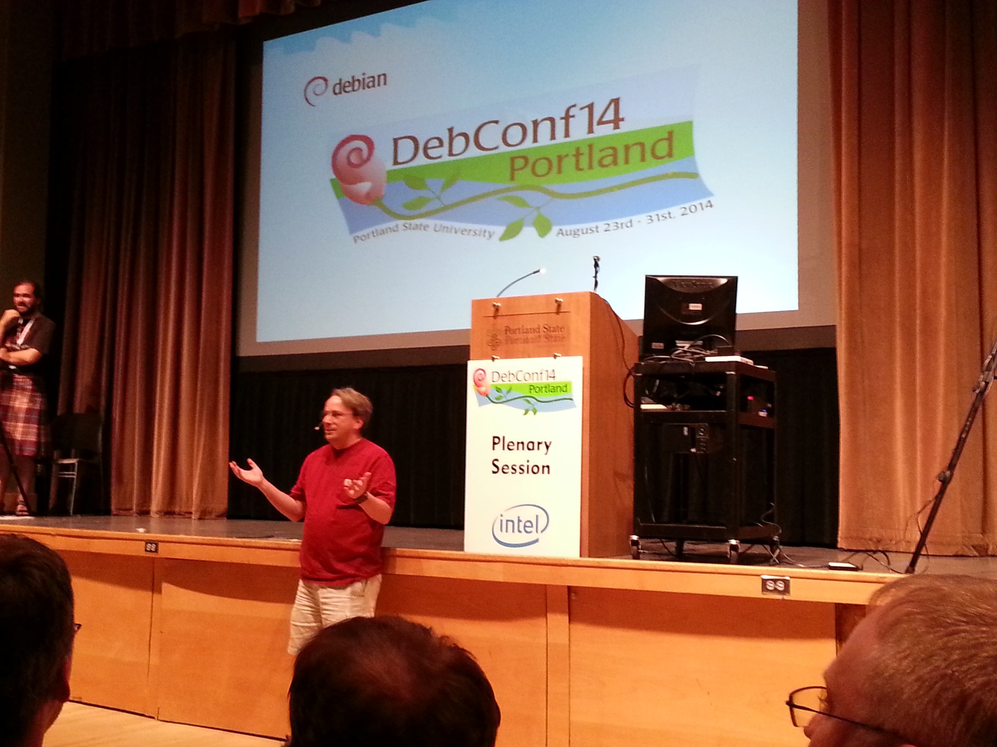 Torvalds na DebConf14 w Portland w 2014 roku. Dwanaście lat później Debian w głosowaniu zdecydował, że nie zakaże kodu pisanego z pomocą AI