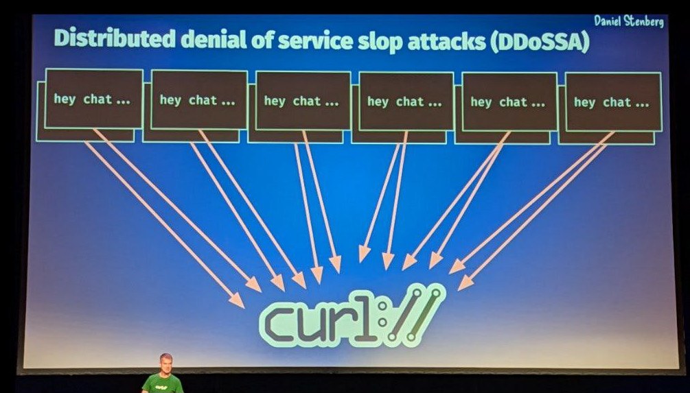 Daniel Stenberg na Open Source Summit Europe w sierpniu 2025. Slajd „Distributed denial of service slop attacks”: dziesiątki zgłoszeń zaczynających się od „hey chat...” wycelowane w jeden projekt