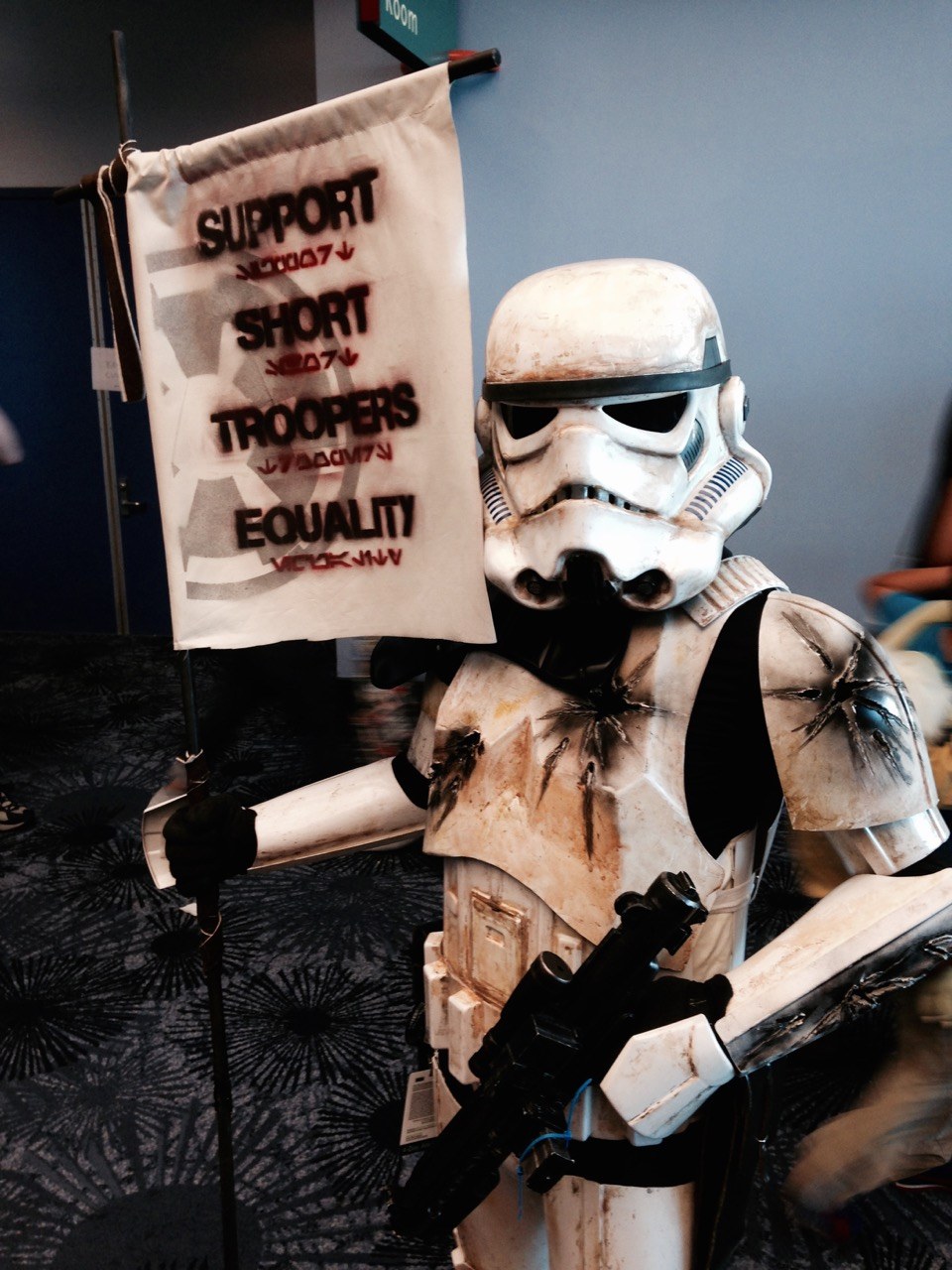 Szturmowiec z transparentem „Równość dla niskich szturmowców” na Star Wars Celebration 2015. Poczucie humoru fanów serii to dokładnie ten ton, o którym mówił Waititi