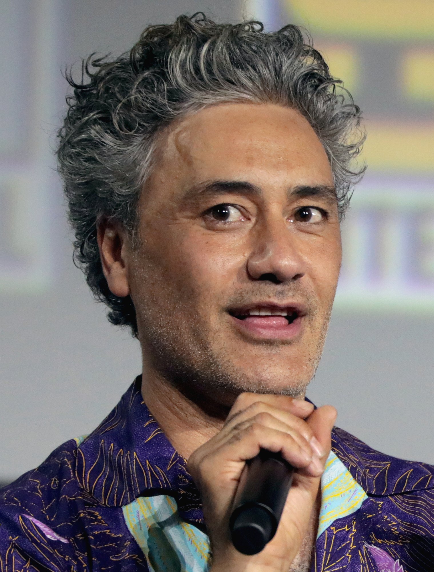 Taika Waititi przemawia podczas San Diego Comic-Con International w 2019 roku.