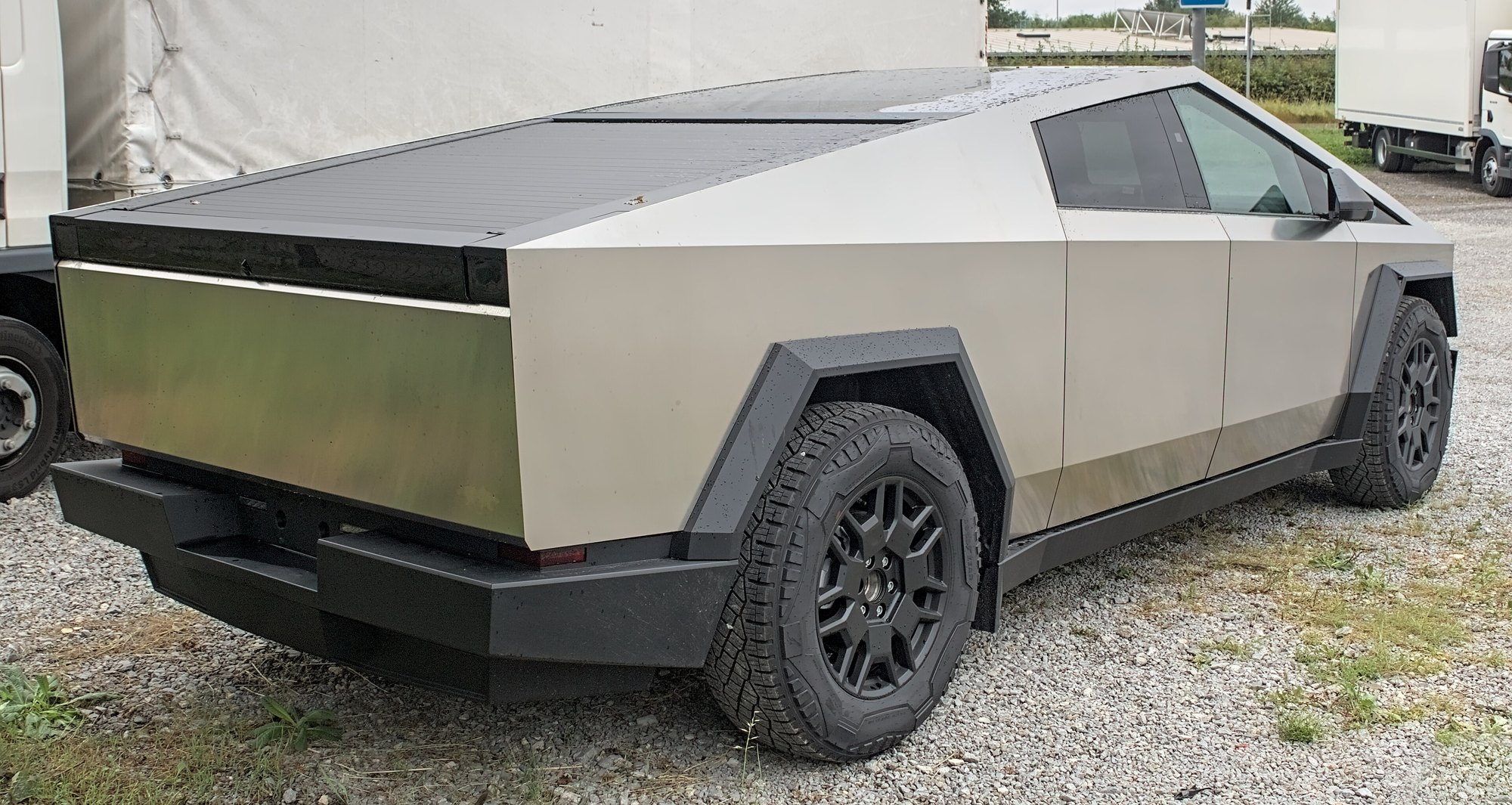 Tesla Cybertruck Foundation Series na ulicy w Stuttgarcie-Vaihingen.