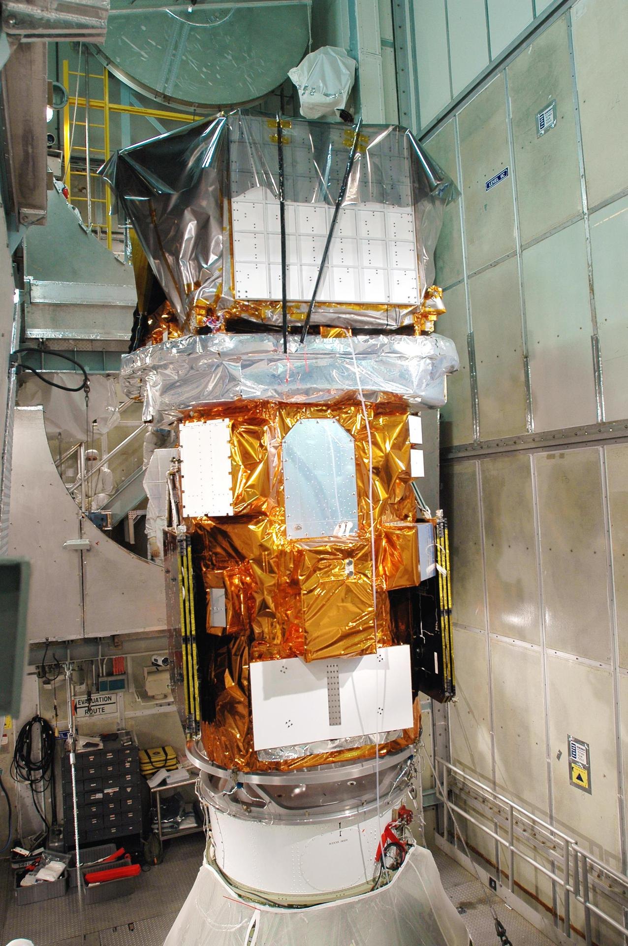 Satelita Swift w czystej hali, zdjęcie z archiwum NASA oznaczone KSC-04pd-2313.