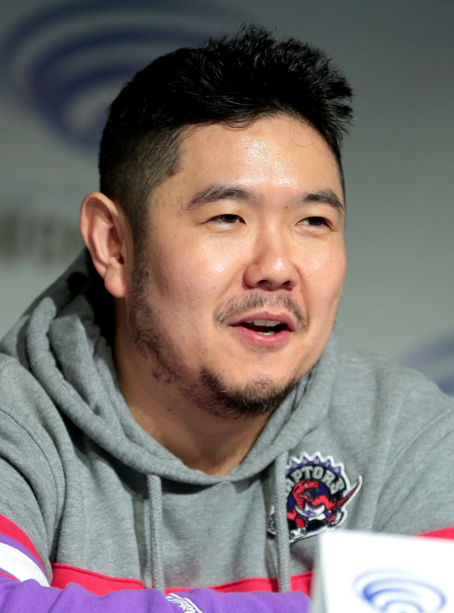 Eric Bauza na panelu podczas WonderCon 2018 w Anaheim w Kalifornii.