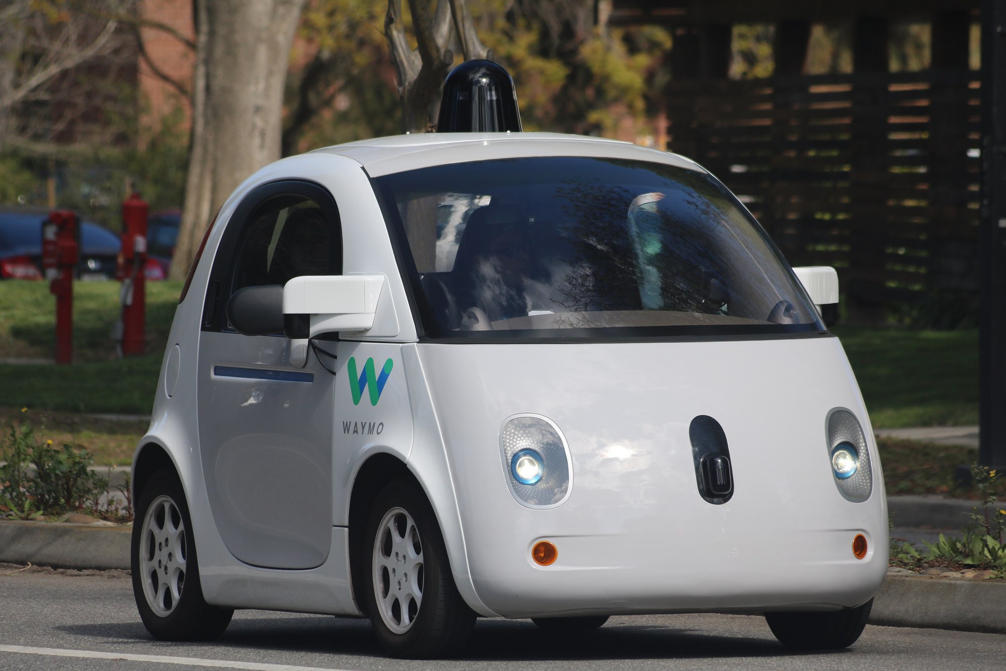 Samochód Waymo na drodze w Mountain View, widok z przodu.