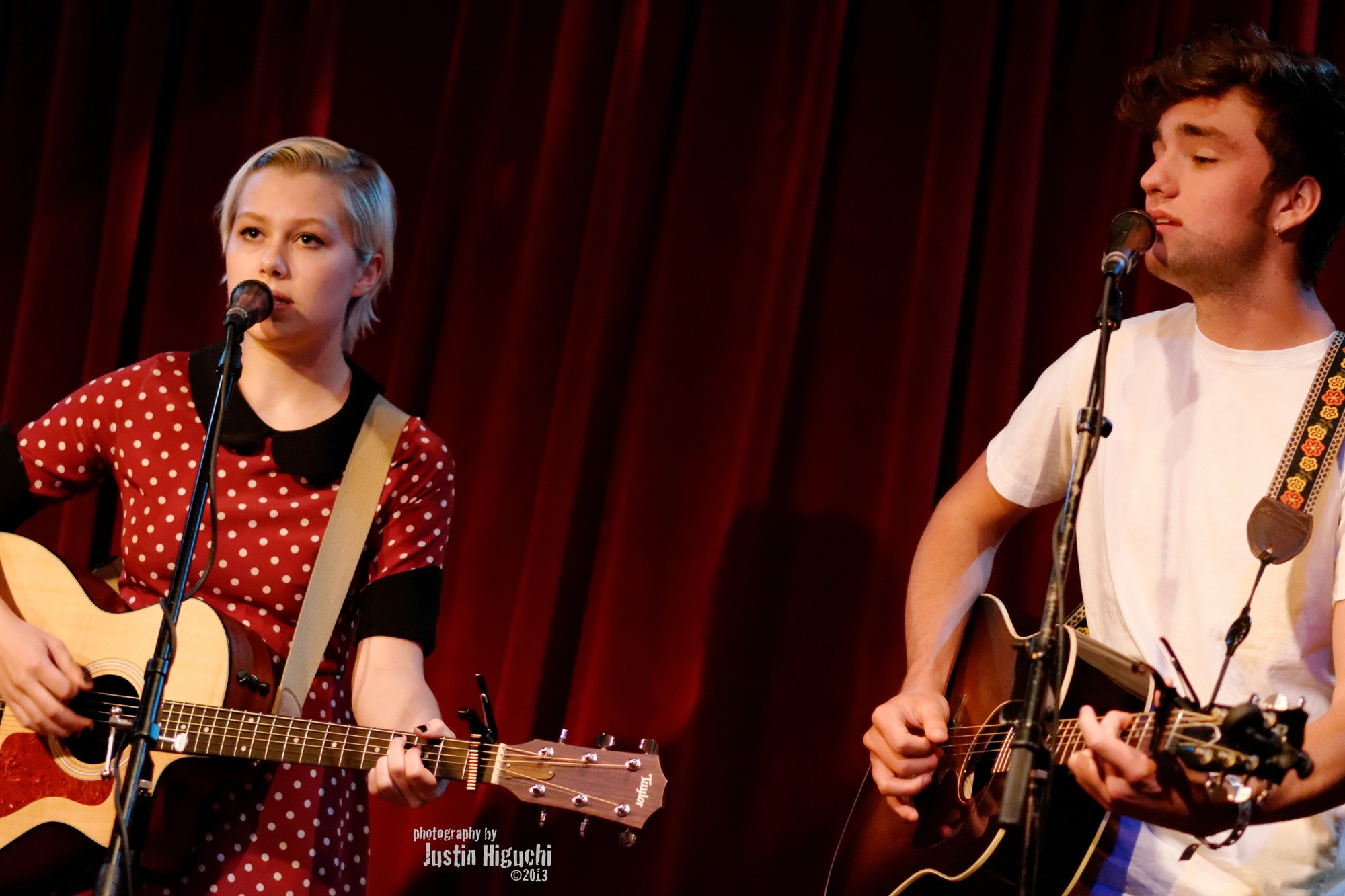 Phoebe Bridgers wśród innych muzyków podczas koncertu w Room 5 Lounge w Los Angeles we wrześniu 2013 roku.