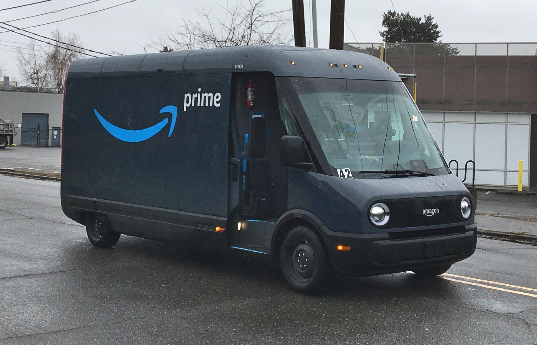 Rivian EDV 700 użytkowany przez Amazon, widok z przodu.