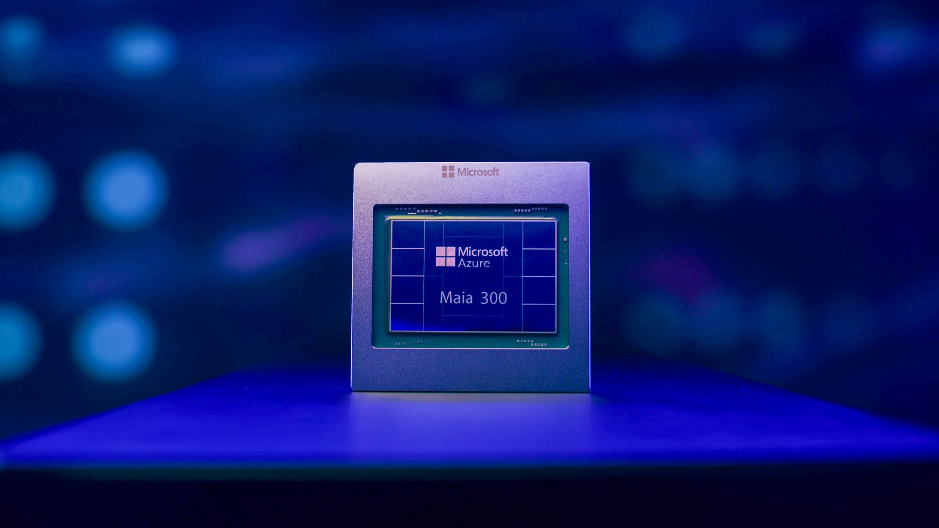 Maia 300 na zdjęciu prasowym Microsoftu. Trzecia generacja firmowego akceleratora ma się stać podstawą inferencji w usługach firmy, w tym w Copilocie