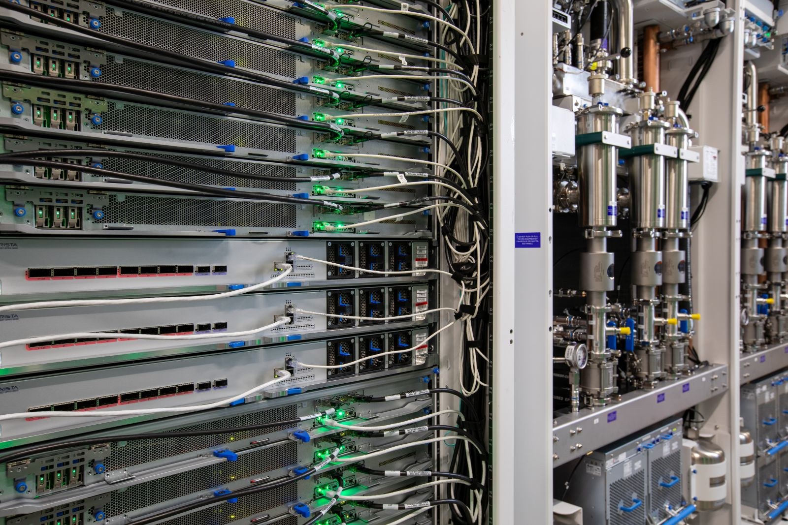 Zdjęcie, którym Microsoft ilustruje system Maia 200: szafa z serwerami i sieciówką, obok instalacja chłodzenia cieczą. Tak wygląda codzienna praca chipa, który odpowiada w Copilocie i Teams