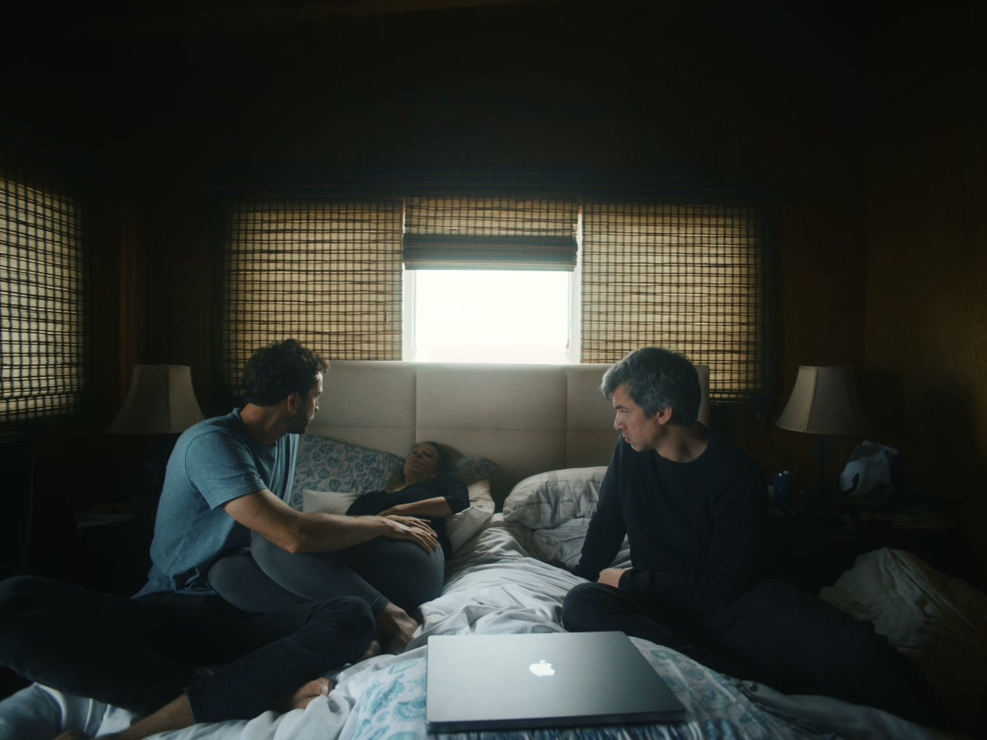 Billy Evans i Nathan Fielder na łóżku w domu w Del Mar. Z czasem to relacja tych dwóch mężczyzn staje się osią filmu