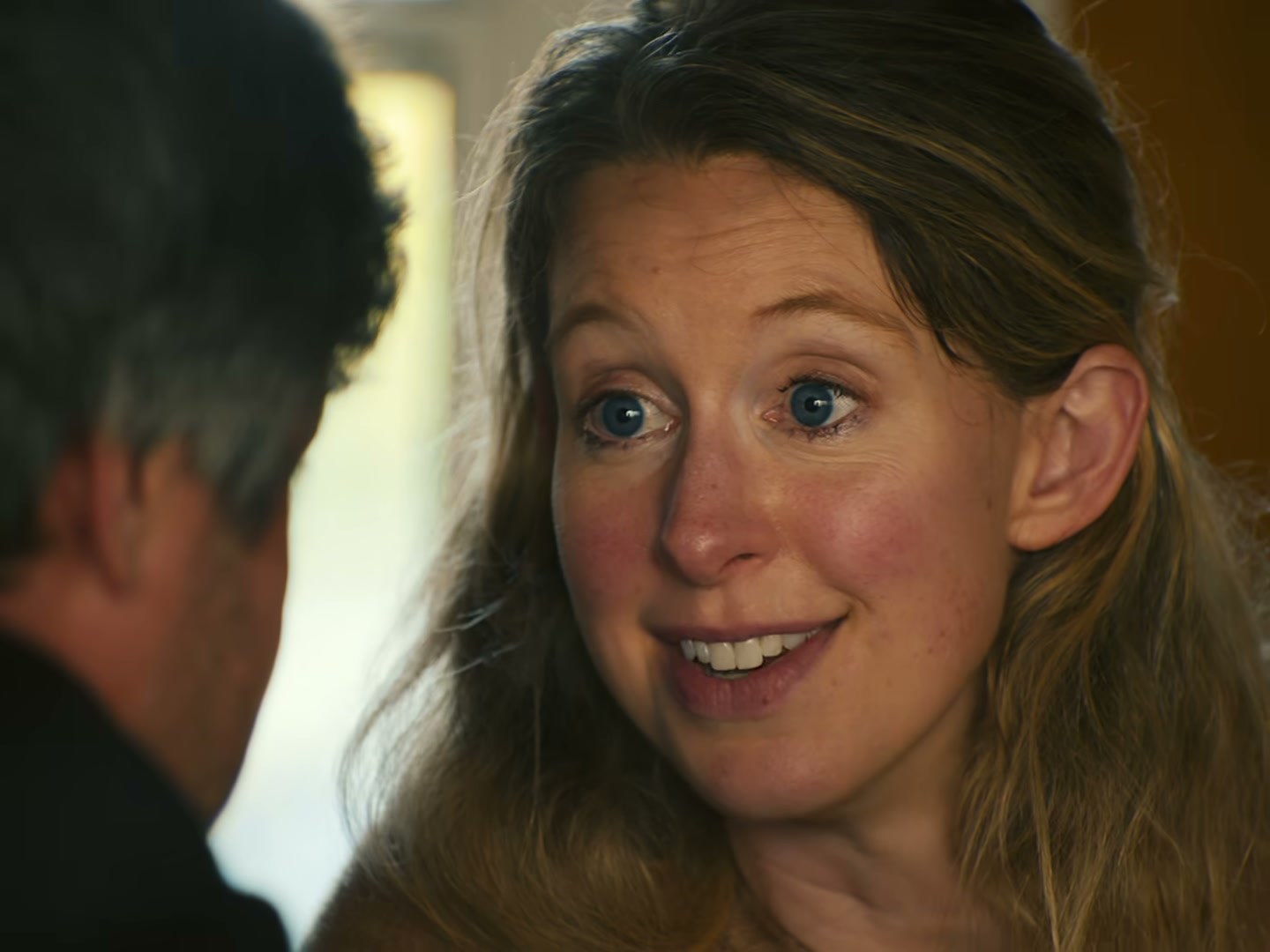 Elizabeth Holmes w rozmowie z Fielderem. Przez cały film utrzymuje, że nigdy nikogo nie okłamała